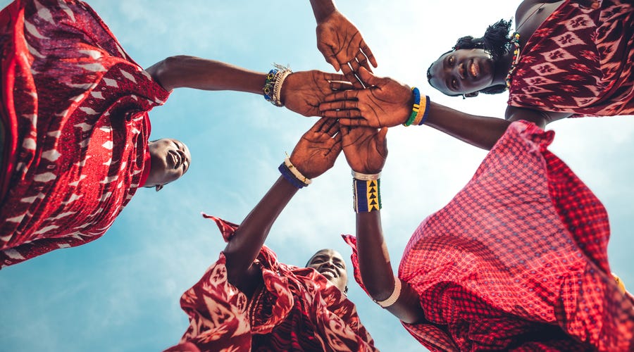 Afrikanische Frauen stehen im Kreis zusammen