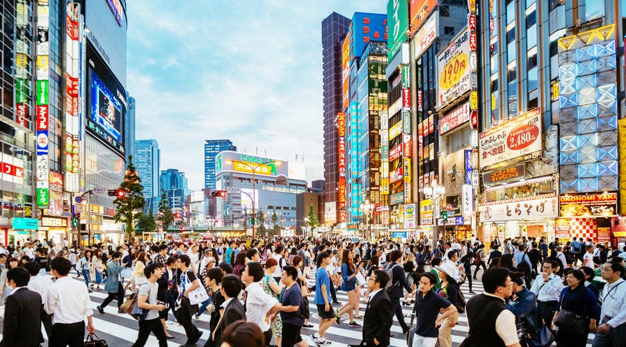 Menschenmenge läuft in Tokio durch die Straßen
