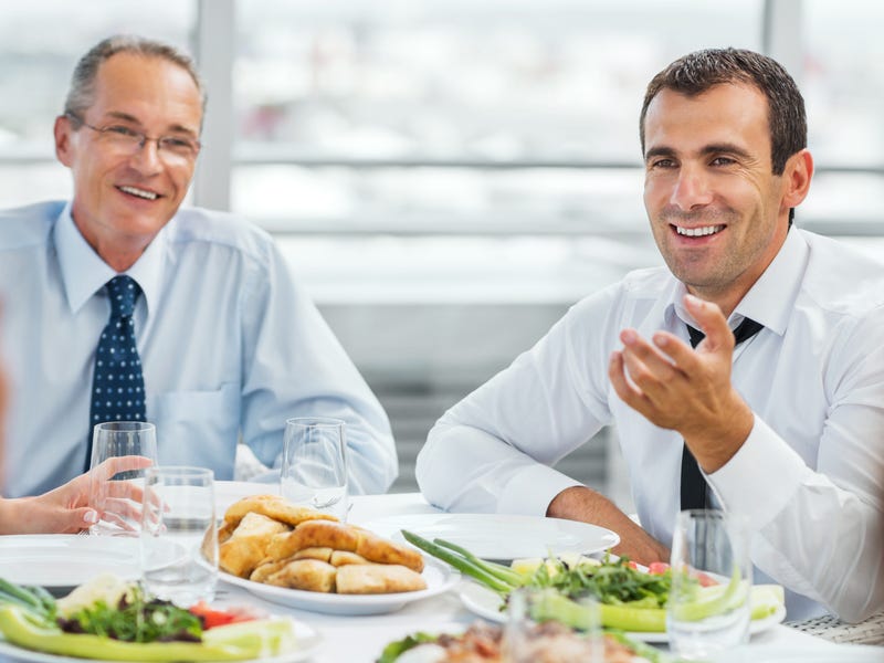 Mehrere Männer sitzen beim Business Lunch zusammen