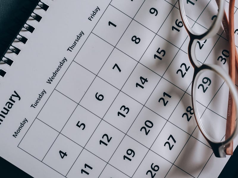 Ein Kalenderblatt mit dem Monat Januar, auf dem eine Brille liegt.