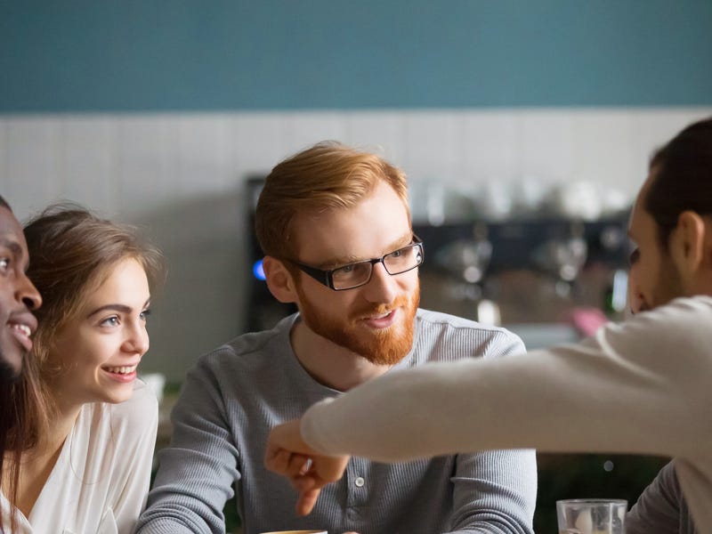 Vier Personen unterhalten sich.