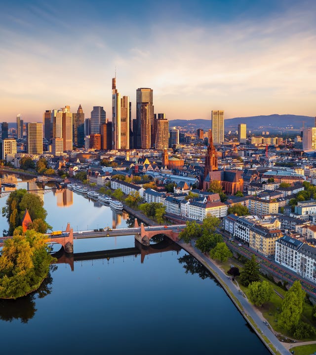 Frankfurt_shutterstock_2623921919