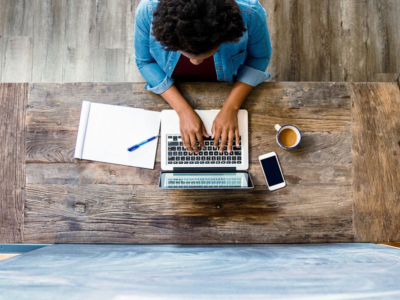 Frau sitzt am Laptop und arbeitet.