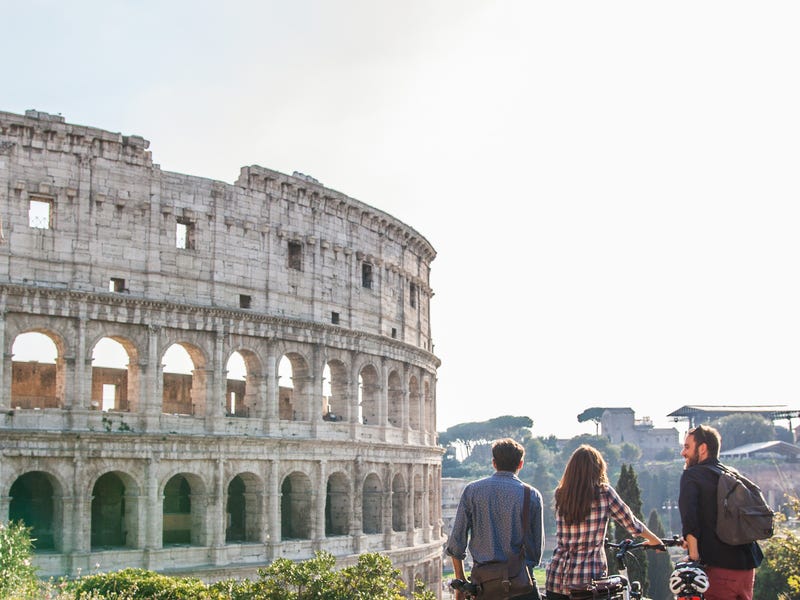 Personen stehen vor dem Colloseum.