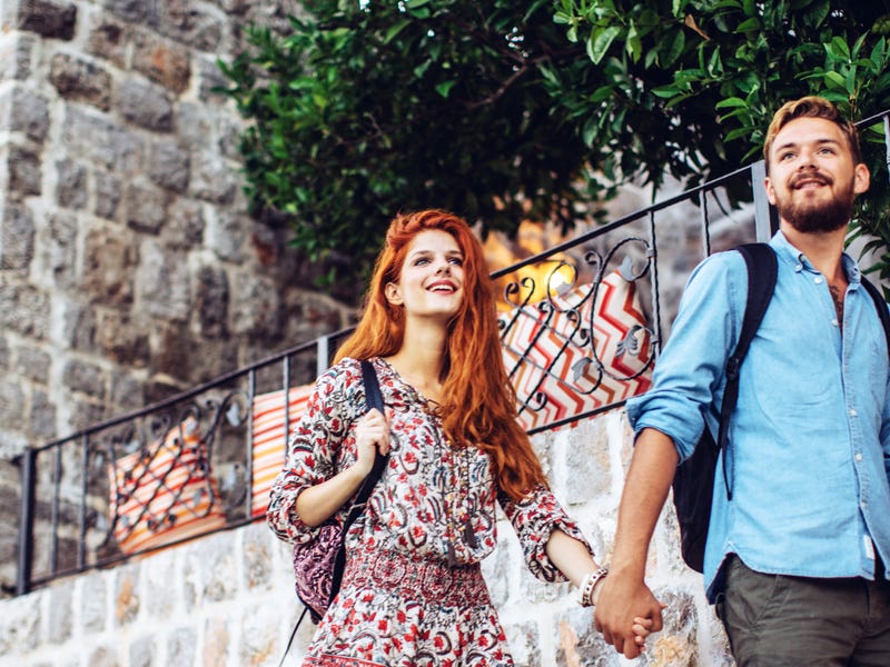 Pärchen geht spazieren