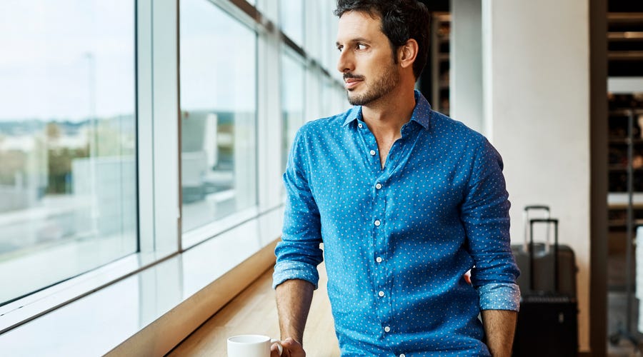 Mann steht am Fenster