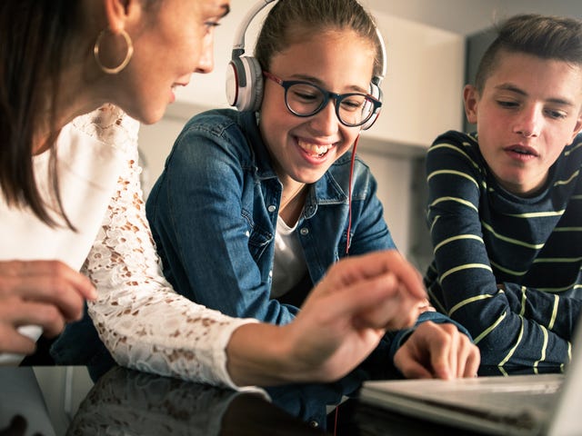 Eine Gruppe von Kindern nimmt an ihrem Online-Sprachunterricht teil.