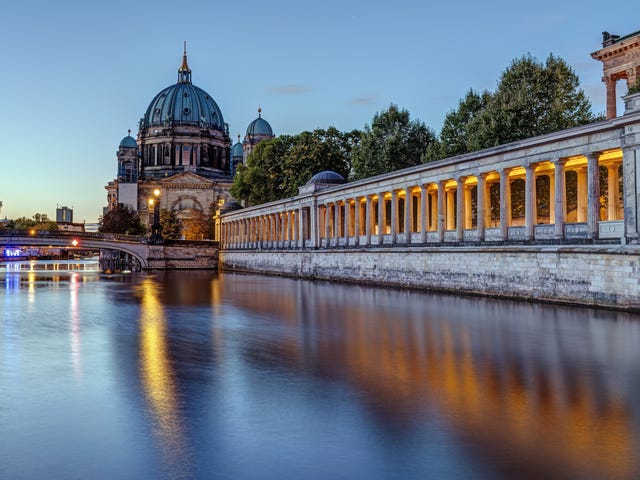 Blick von der Spree aus auf den Berliner Dom