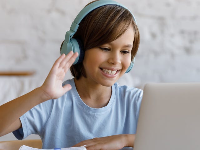 Ein Junge sitzt vor seinem Laptop und nimmt an einem Online Sprachkurs teil.
