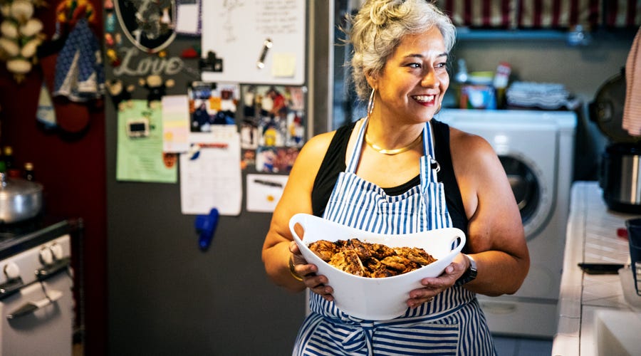 Frau trägt Schüssel mit polnischem Gericht