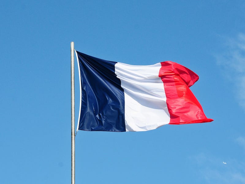 Französische Flagge weht im Wind.