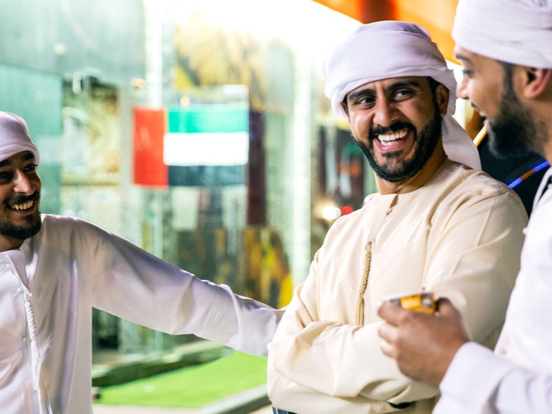 Drei arabische Männer unterhalten sich.