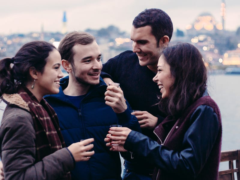 Gruppe Menschen steht zusammen und unterhält sich