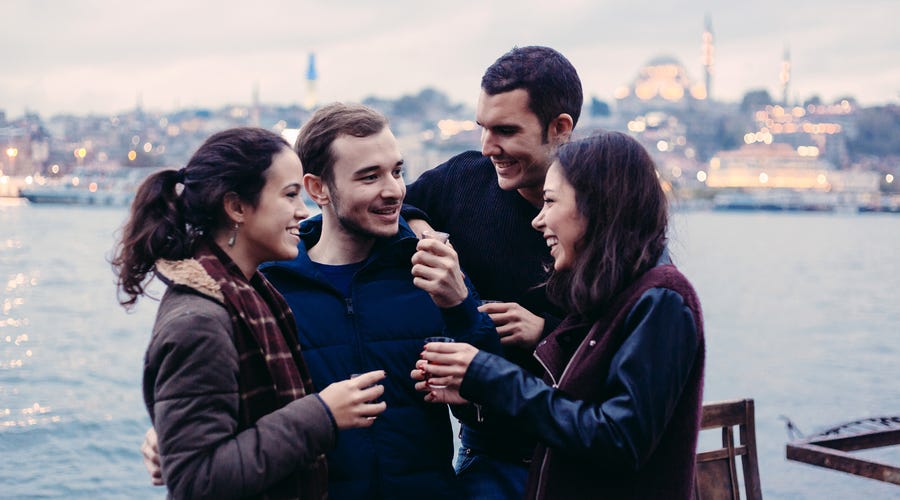 Gruppe Menschen steht zusammen und unterhält sich