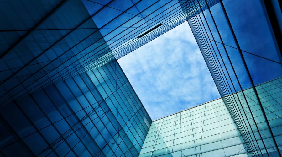 Blick aus einem Glasgebäude in den Himmel