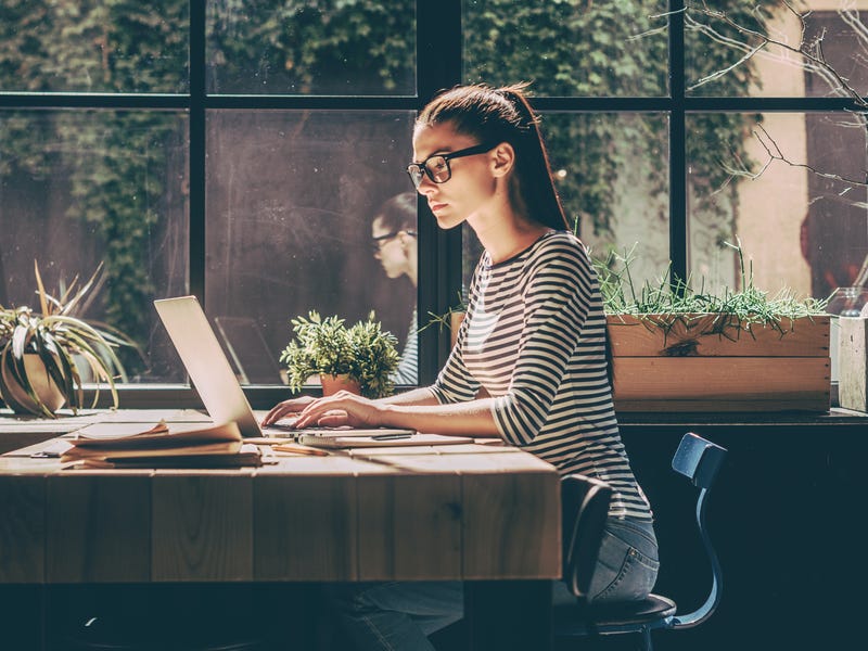 Frau lernt online am Laptop.