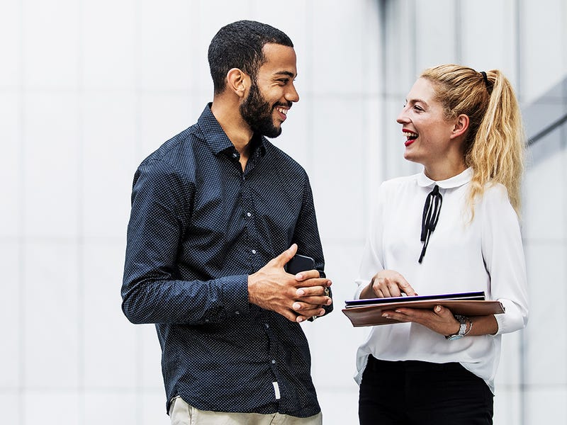 Ein Mann und eine Frau stehen nebeneinander und sprechen.
