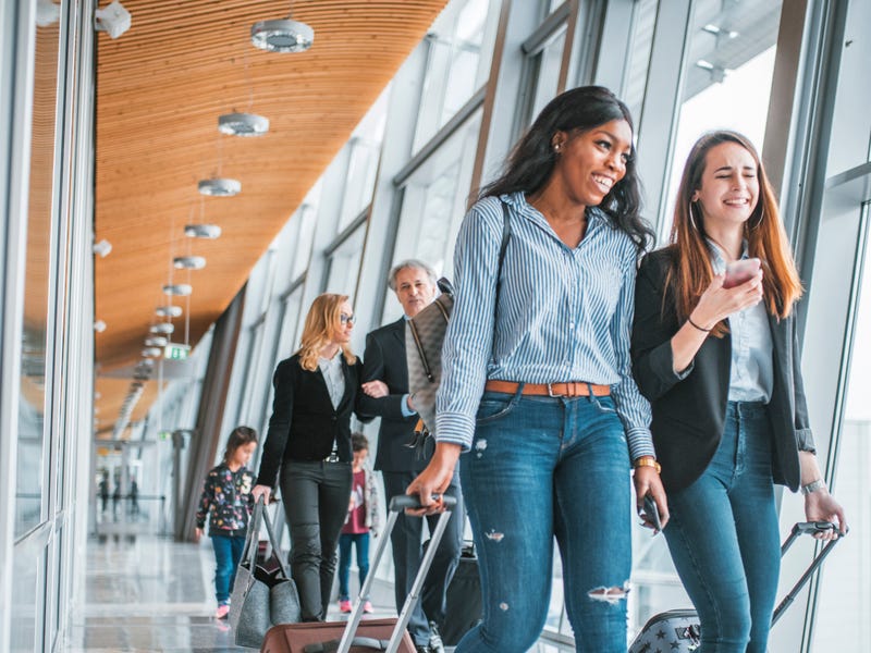 Jugendliche laufen am Flughafen zum Gate