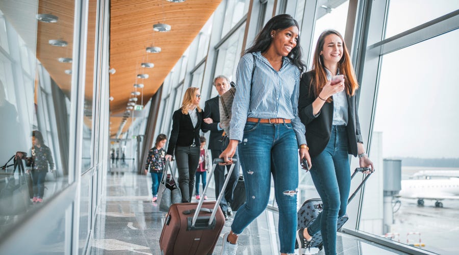 Jugendliche laufen am Flughafen zum Gate