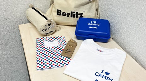 Das Berlitz Sprachcamps Welcome Paket mit Jutebeutel, Brotdose, Heftchen, Buntstiften, T-Shirt und Federmäppchen.