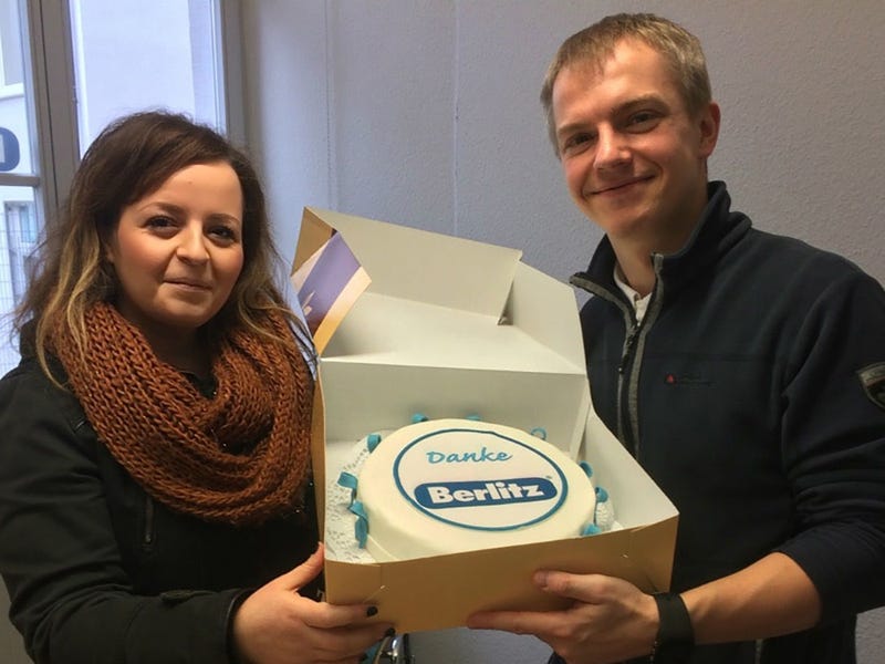 Eine begeisterte Kundin bedankt sich beim Berlitz Team Erfurt mit einer selbst gebackenen Torte.