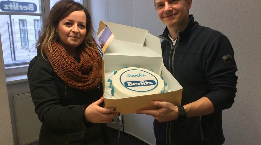Eine begeisterte Kundin bedankt sich beim Berlitz Team Erfurt mit einer selbst gebackenen Torte.