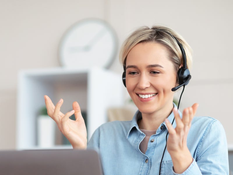 Frau lernt am Laptop Polnisch