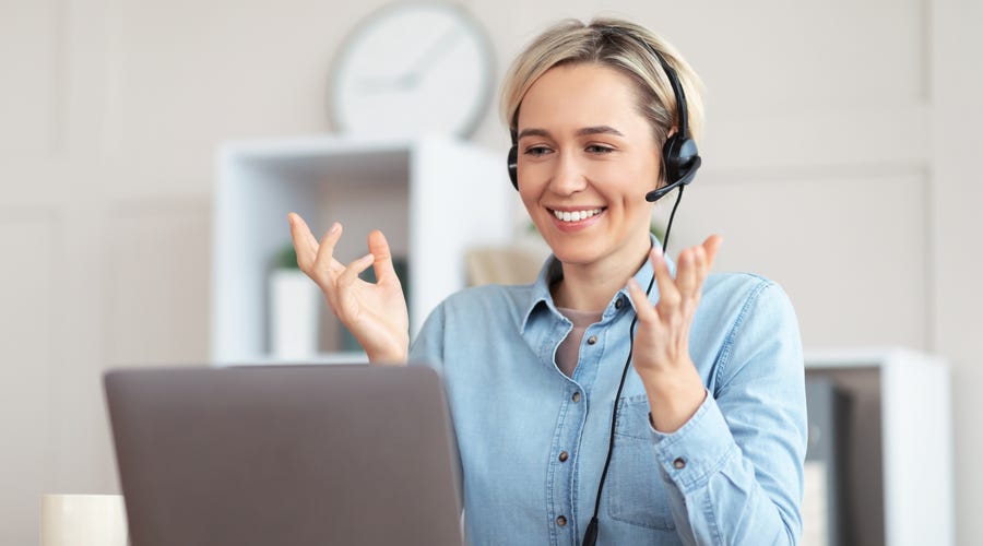 Frau lernt am Laptop Polnisch