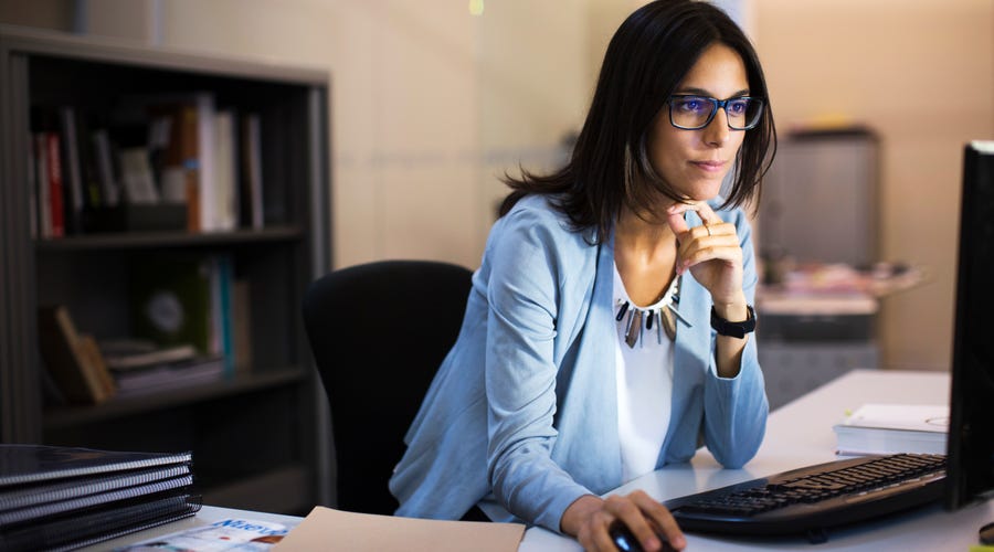 Frau im Homeoffice arbeitet am Computer