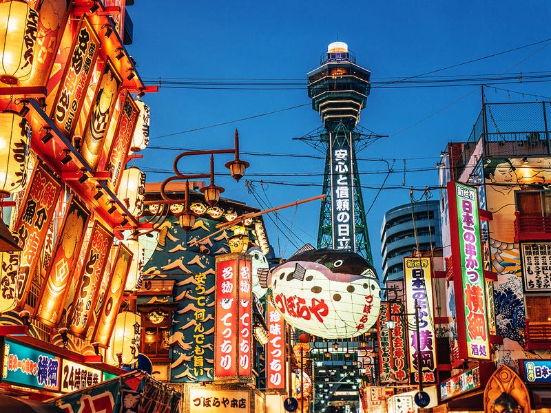 Straßenleben in Osaka bei Nacht