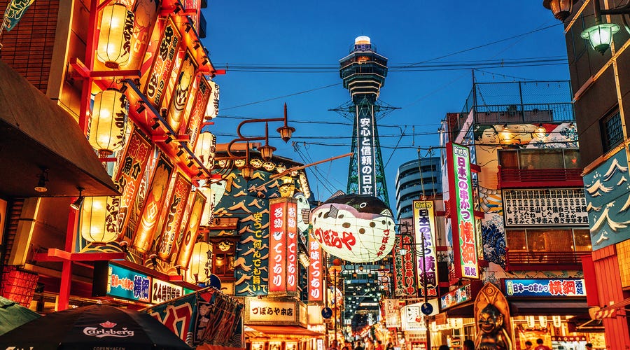 Straßenleben in Osaka bei Nacht