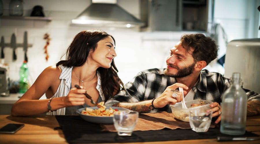 Eine Frau und ein Mann essen gemeinsam.
A woman and a man are eating together.