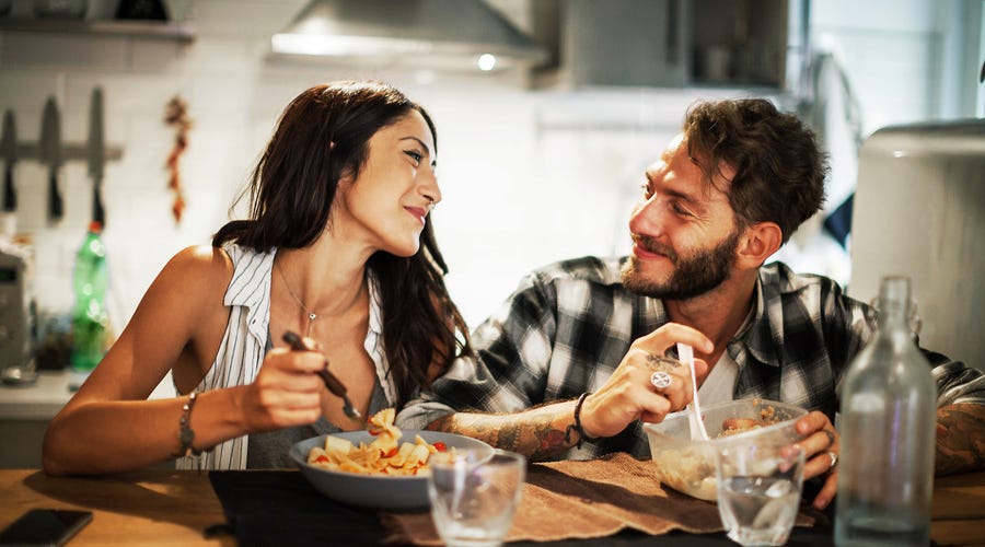 Eine Frau und ein Mann essen gemeinsam.
A woman and a man are eating together.