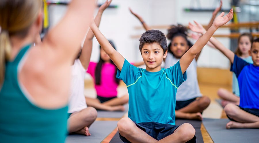 Kinder machen Achtsamkeitsübungen