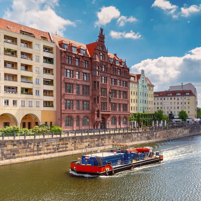 Blick von der Spree aus auf das Nikolaiviertel in Berlin