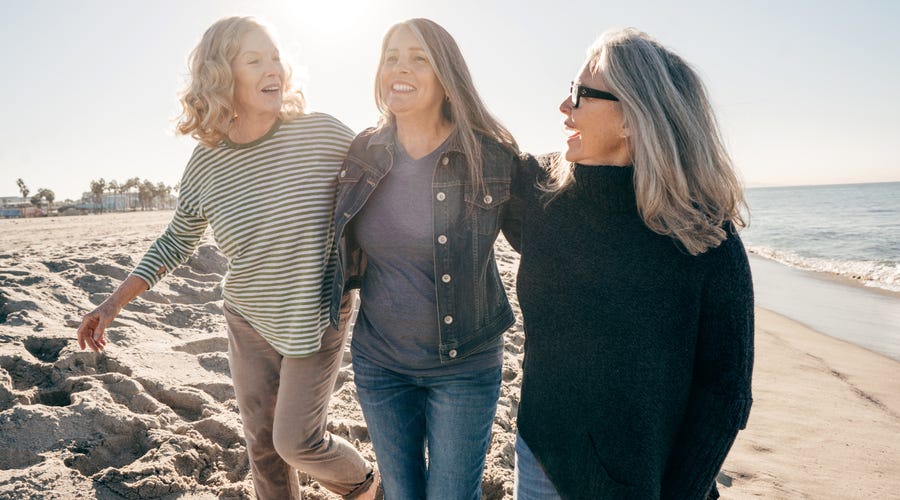 Drei Frauen spazieren am Strand
