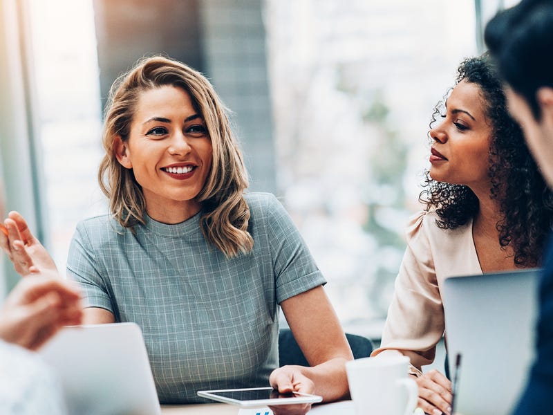 Gruppe sitzt zusammen und arbeitet.