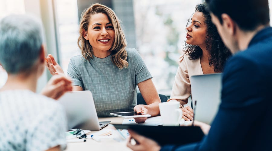 Gruppe sitzt zusammen und arbeitet.
