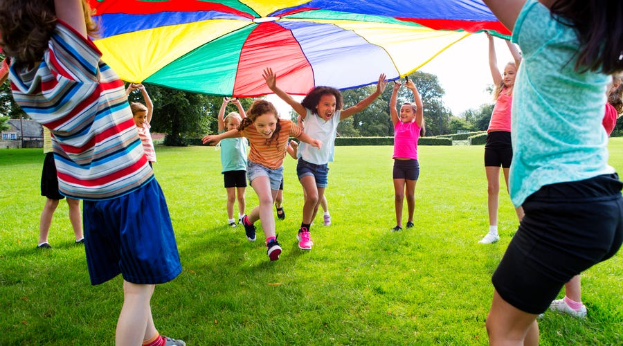 Viele Kinder spielen draußen gemeinsam