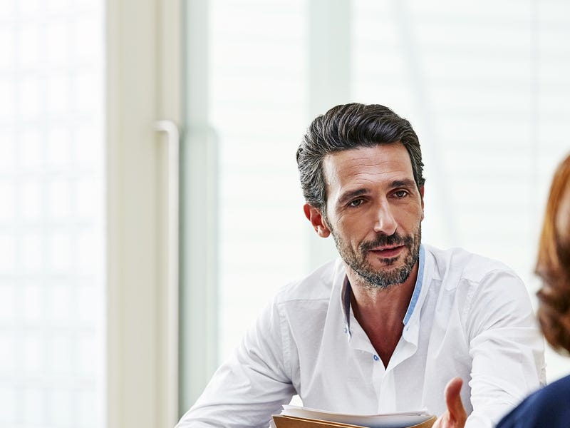 Zwei Personen unterhalten sich