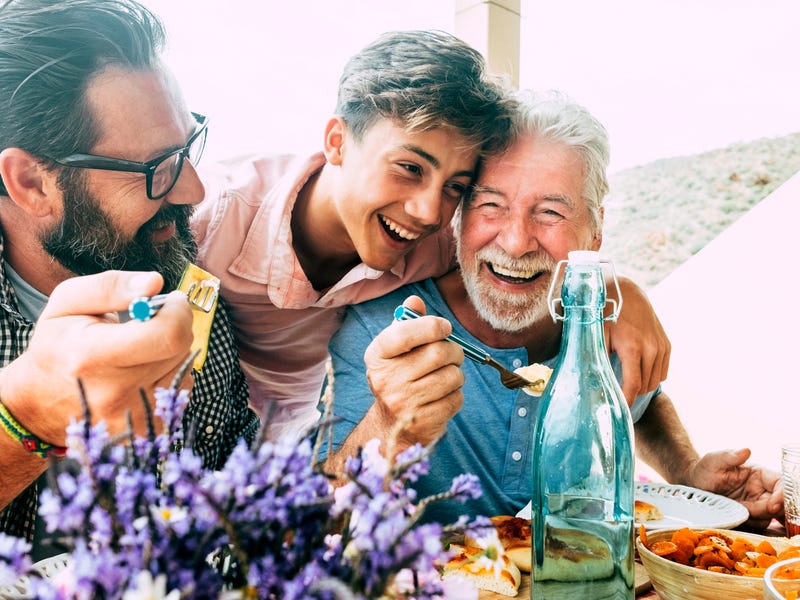 Drei Männer umarmen sich