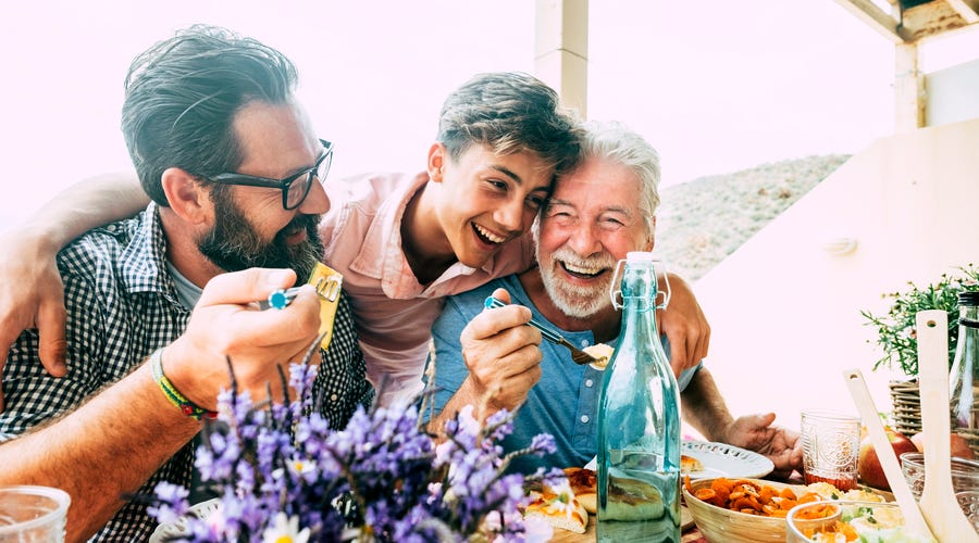 Drei Männer umarmen sich