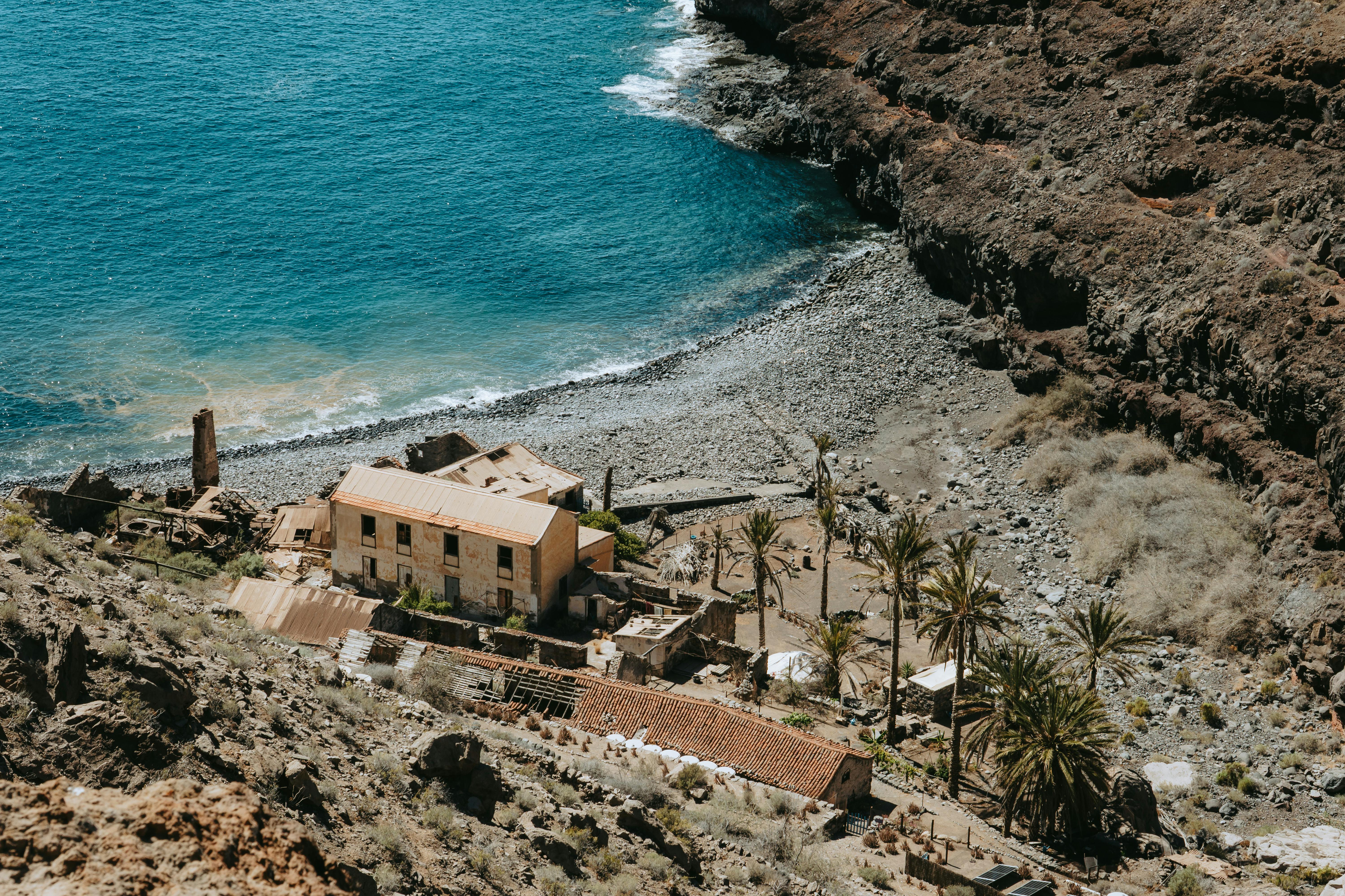Vogelperspektive auf eine Meeresbucht mit einem kleinen Haus