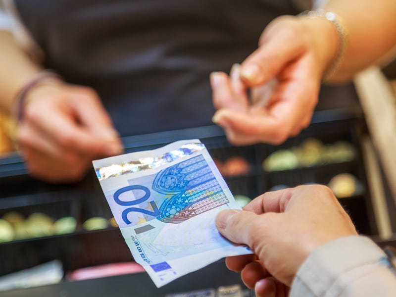 Bezahlung mit einem 20-Euro-Schein