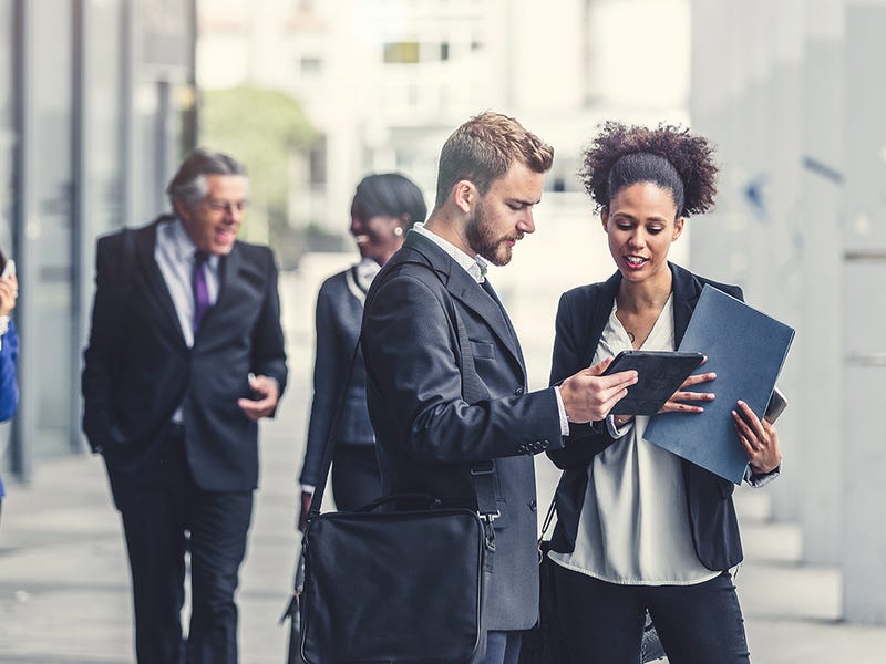 Zwei Personen besprechen am Tablet ein Projekt