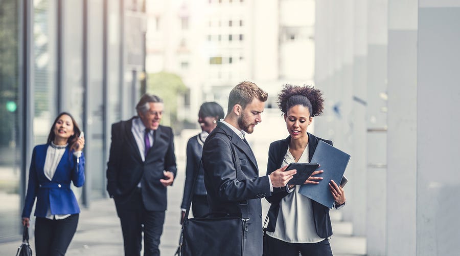 Zwei Personen besprechen am Tablet ein Projekt