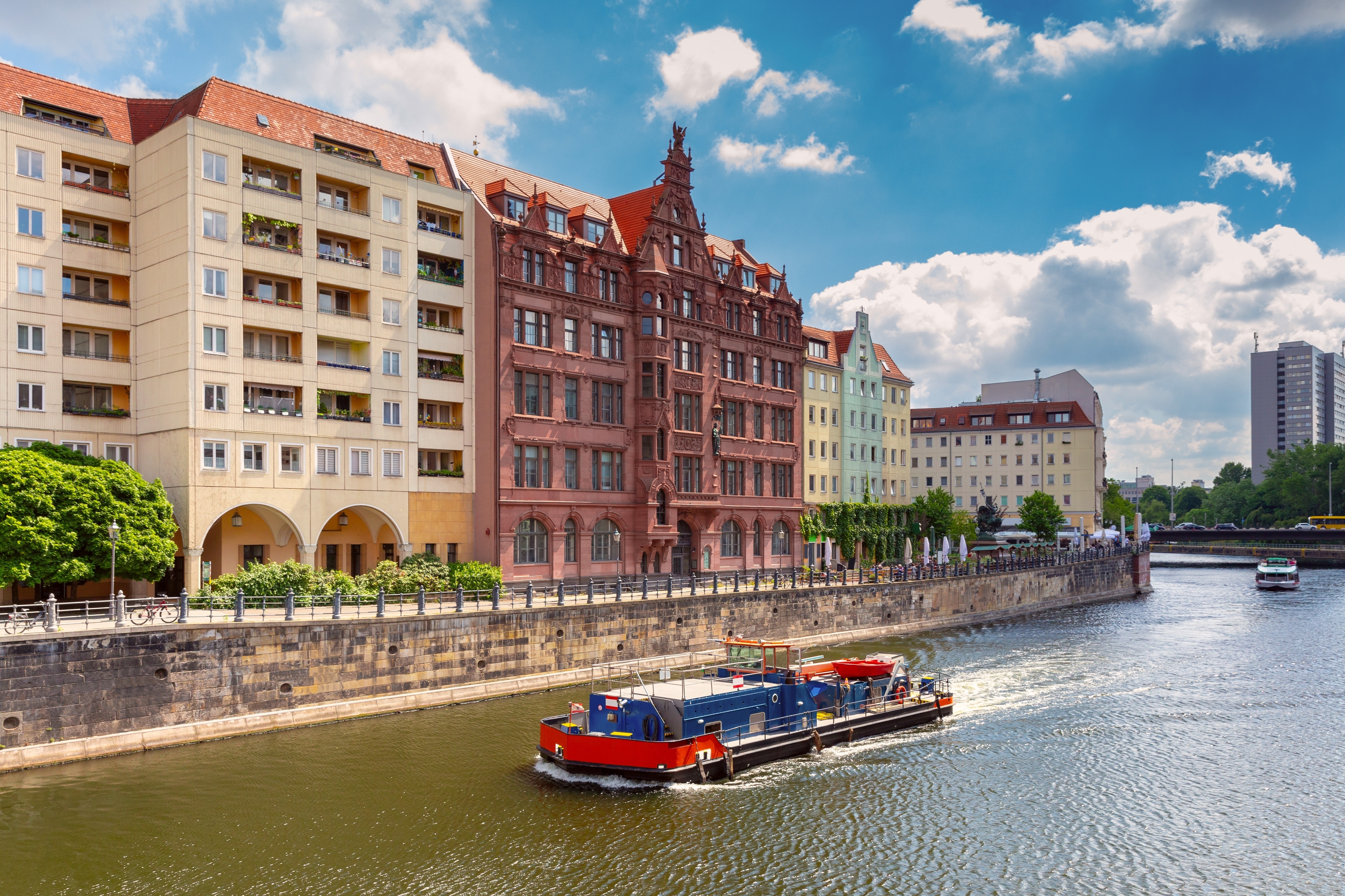Blick von der Spree aus auf das Nikolaiviertel in Berlin