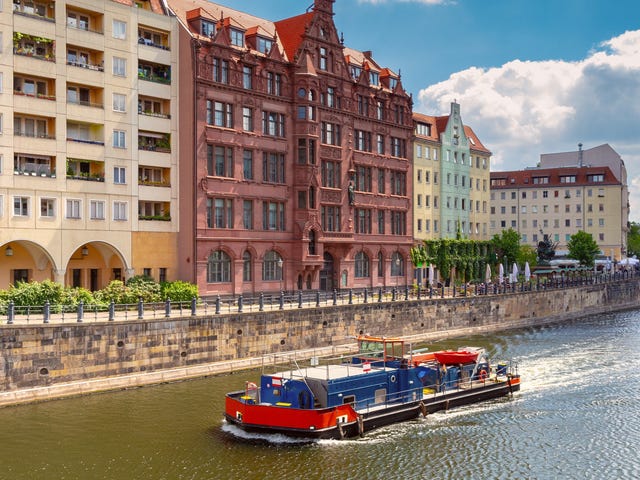 Blick von der Spree aus auf das Nikolaiviertel in Berlin