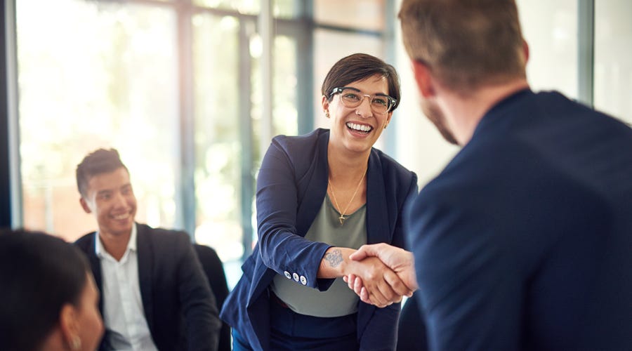 Zwei Personen schütteln sich die Hände nach einem erfolgreichen Gespräch