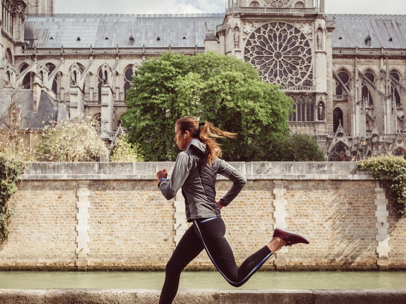 Frau joggt durch Stadt
